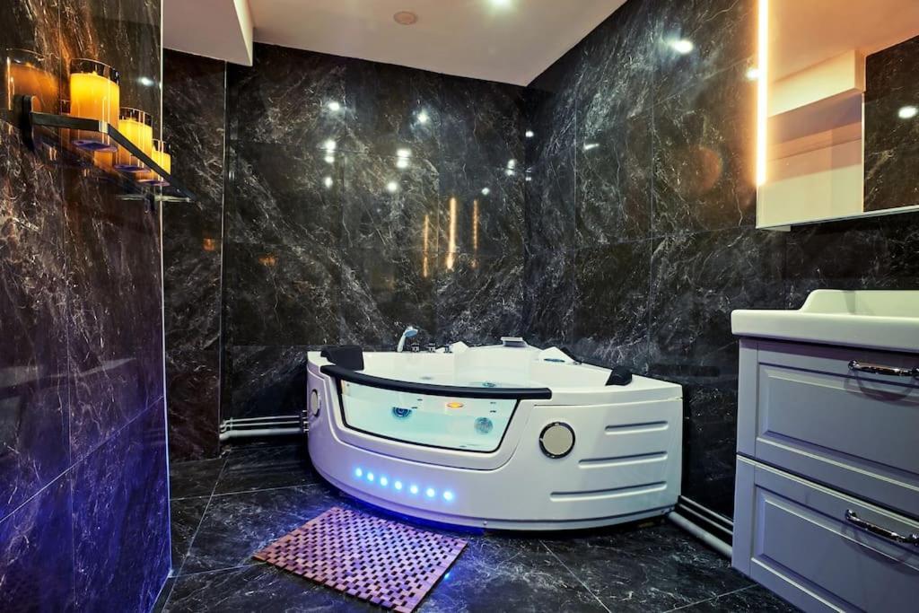 Versailles Jacuzzi - Sauna - Rdc 2 Versalhes Exterior foto