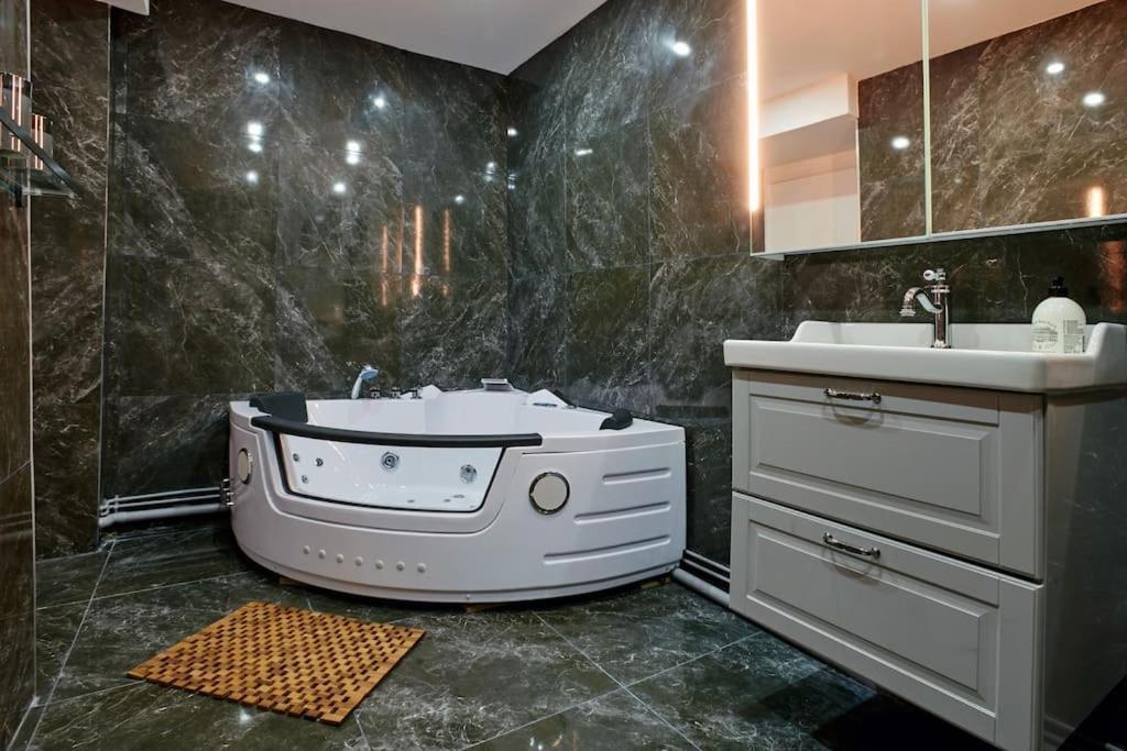 Versailles Jacuzzi - Sauna - Rdc 2 Versalhes Exterior foto